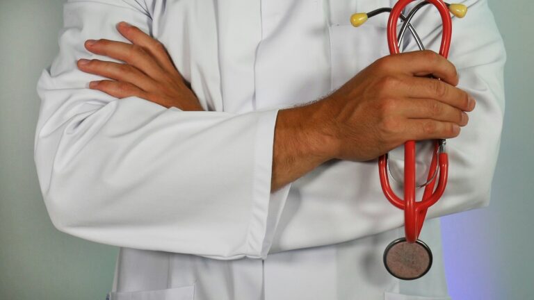 Healthcare in Portugal for Expats (2026): SNS System, Costs & How It Works